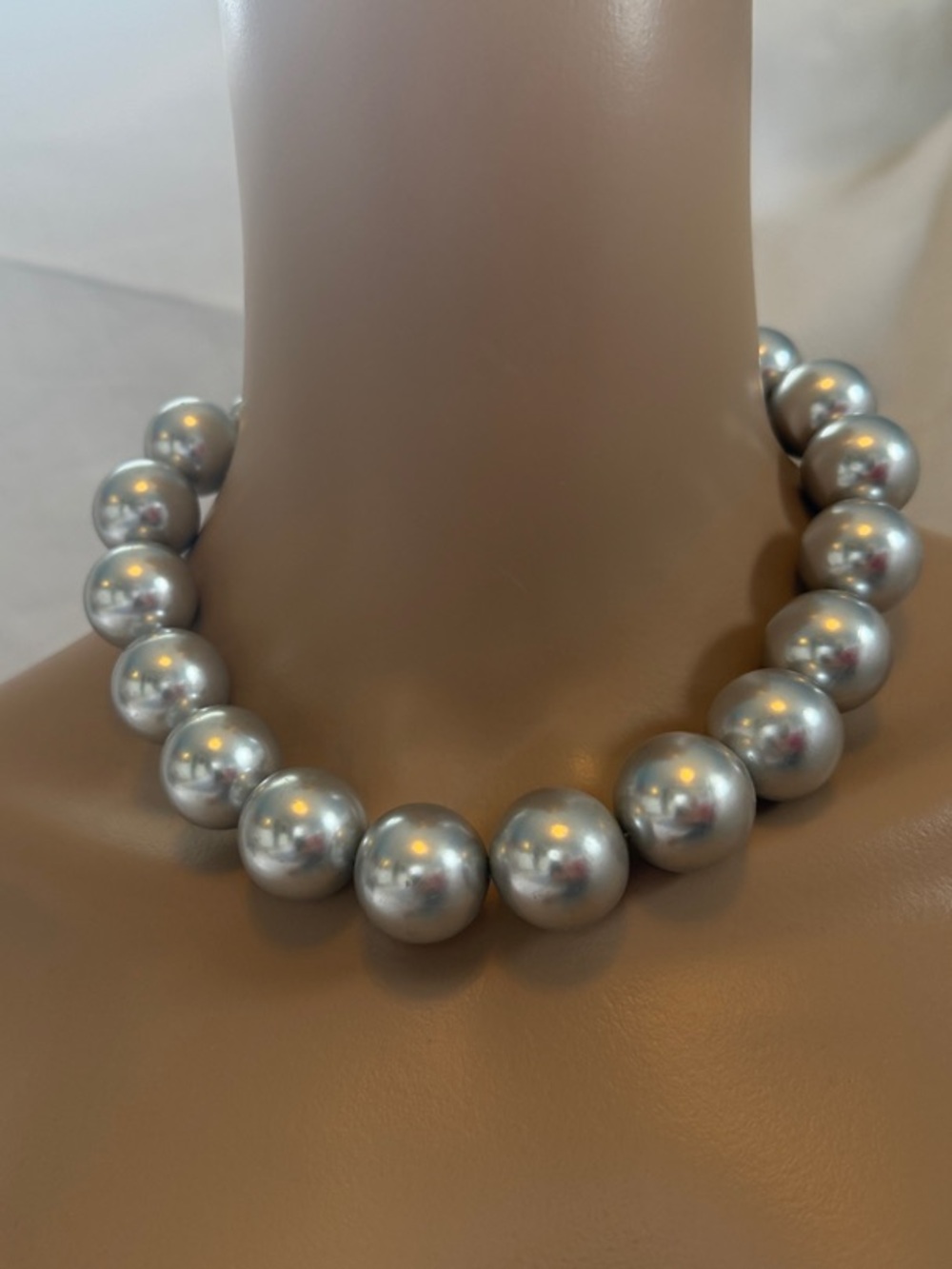 Silver Pearl Statement Collar Necklace - Sleek Metallic Finish